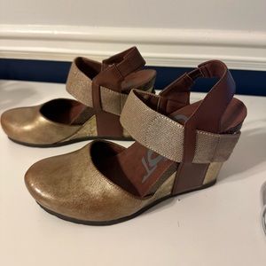 OTBT Brown and Gold Wedges